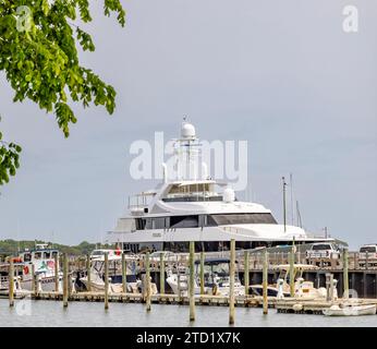 Motoryacht küsst am Dock auf dem langen Kai Stockfoto