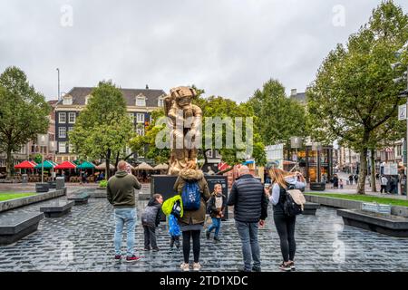 Menschen vor dem Thinker von Joseph Klibansky in Rembrandtsplein, Amsterdam. Bronze. 2018. Stockfoto