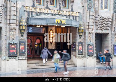 Leute vor dem Theater Tuschinski in Reguliersbreestraat, Amsterdam. Stockfoto