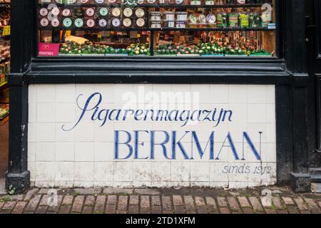 Gekacheltes Schild vor einem Tabakladen in Singel, Amsterdam. Stockfoto