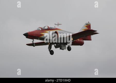 E.25-38/79-38 (4), eine CASA C-101EB Aviojet, die von der Patrulla Águila, dem Kunstflugzeug-Demonstrationsteam der spanischen Luft- und Raumfahrtstreitkräfte, betrieben wird und bei der RAF Fairford in Gloucestershire, England ankommt, um an der Royal International Air Tattoo 2023 (RIAT 23) teilzunehmen. Stockfoto