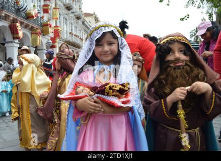 CUENCA-PREGON PASE NINO VIAJERO Cuenca,Ecuador 15 de diciembre de 2023 La manana de hoy se realizo el Pregon del Nino Viajero Navidad con Amor donde ninos,adultos,personas con diskapidades se vistieron con diferentes trajes navidenos en Honor al Nino Viajero. El desfile comenzo desde el parque de San Blas desde las 10:30 uhr recorriendo la calle Bolivar hasta llegar al parque Calderon. foto Boris Romoleroux/API. ACE-CUENCA-PREGONPASENIÃOVIAJERO-fd0bc6681efd69956df1f39657bbbe0c *** CUENCA PREGON PASE NINO VIAJERO Cuenca, Ecuador 15. Dezember 2023 heute Morgen fand die Pregon der Nino Via statt Stockfoto