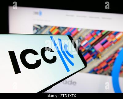 Mobiltelefon mit Logo der Internationalen Handelskammer (ICC) vor der Website. Konzentrieren Sie sich auf die Mitte des Telefondisplays. Stockfoto
