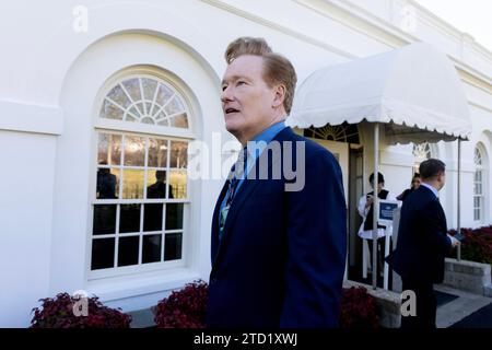 Der US-Komiker und Fernsehmoderator Conan O Brien spaziert vor dem Westflügel während eines Besuchs im Weißen Haus in Washington, DC, USA, am 15. Dezember 2023. Copyright: XMichaelxReynoldsx/xPoolxviaxCNPx/MediaPunchx Stockfoto