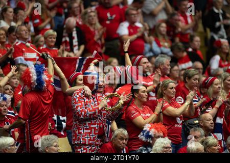 Herning, Dänemark, 15. Dezember 2023: Anhänger Norwegens sind beim Halbfinalspiel der IHF Frauen-Weltmeisterschaft 2023 zwischen Dänemark und Norwegen in der Jyske Bank Boxen in Herning, Dänemark (Ane Frosaker / SPP) zu sehen Stockfoto