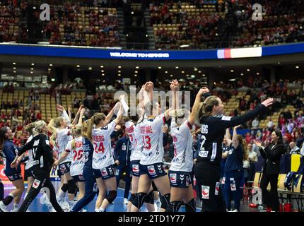 Herning, Dänemark, 15. Dezember 2023: Players of Norway feiern nach dem Gewinn des Halbfinalspiels der IHF Womens World Championship 2023 zwischen Dänemark und Norwegen in der Jyske Bank Boxen in Herning, Dänemark (Ane Frosaker / SPP) Stockfoto