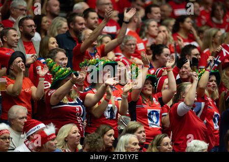 Herning, Dänemark, 15. Dezember 2023: Anhänger Norwegens sind beim Halbfinalspiel der IHF Frauen-Weltmeisterschaft 2023 zwischen Dänemark und Norwegen in der Jyske Bank Boxen in Herning, Dänemark (Ane Frosaker / SPP) zu sehen Stockfoto