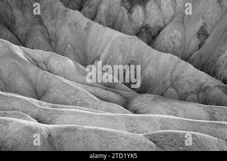 Siltstone Badlands der Furnace Creek Formation unterhalb des Zabriskie Point im Death Valley National Park, Kalifornien. Stockfoto
