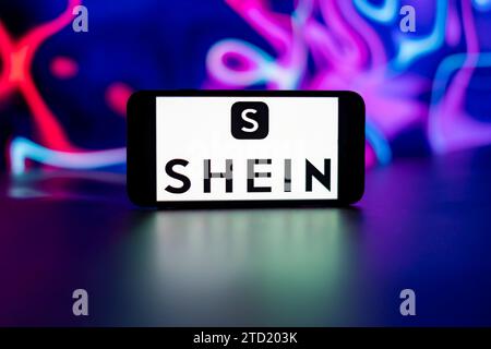 15. Dezember 2023, Indien: In dieser Fotoabbildung ist das Shein Logo auf einem Handy-Bildschirm zu sehen. (Credit Image: © Idrees Abbas/SOPA Images via ZUMA Press Wire) NUR REDAKTIONELLE VERWENDUNG! Nicht für kommerzielle ZWECKE! Stockfoto