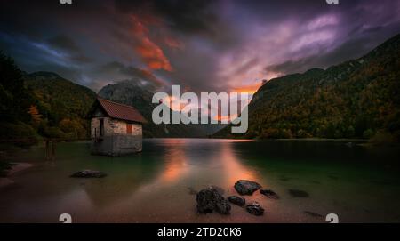 Misurina See ist der größte natürliche See des Cadore und es liegt 1.754 m über dem Meeresspiegel, in der Nähe von Auronzo di Cadore (Belluno). Stockfoto