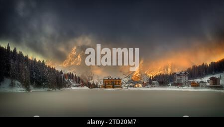 Misurina See ist der größte natürliche See des Cadore und es liegt 1.754 m über dem Meeresspiegel, in der Nähe von Auronzo di Cadore (Belluno). Stockfoto