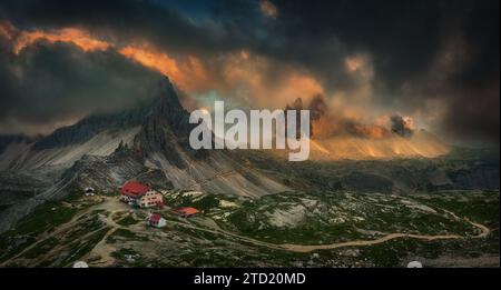 Dolomiten. Blick auf Tre Cime Lavaredo und Berghütte Antonio Locatelli. Stockfoto