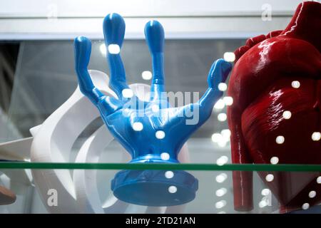 Prototyp eines 3D-Kunstobjekts, gedruckt aus geschmolzenem blauem Kunststoff. Modell eines 3D-Druckers mit figurschen Handfingern. Neue Innovationen moderne 3D-Drucktechnologien. Additive Progressive Technology 3D-Modell Stockfoto