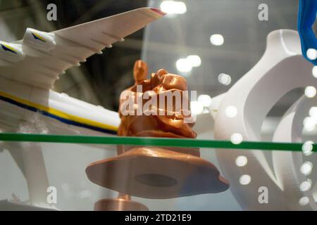 Prototyp eines 3D-Kunstobjekts, gedruckt aus geschmolzenem braunem Kunststoff. Modell eines abstrakten 3D-Modells erstellt 3D-Drucker. Neue Innovationen moderne 3D-Drucktechnologien. Additive progressive Technologie Stockfoto