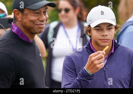 Orlando, Florida, USA. Dezember 2023. 15. Dezember 2023, Orlando, Florida, USA: Tiger Woods (L) und Charlie Woods unterhalten sich beim 10. Abschlag während des PNC Championship Pro-am 2023 im Ritz-Carlton Golf Club. (Kreditbild: © Debby Wong/ZUMA Press Wire) NUR REDAKTIONELLE VERWENDUNG! Nicht für kommerzielle ZWECKE! Quelle: ZUMA Press, Inc./Alamy Live News Stockfoto