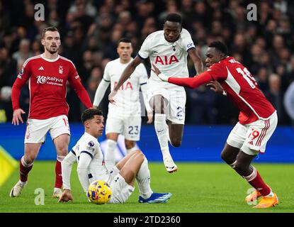 Harry Toffolo von Nottingham Forest, Brennan Johnson von Tottenham Hotspur, Pape Matar Sarr und Moussa Niakhate von Nottingham Forest in Aktion während des Premier League-Spiels auf City Ground, Nottingham. Bilddatum: Freitag, 15. Dezember 2023. Stockfoto