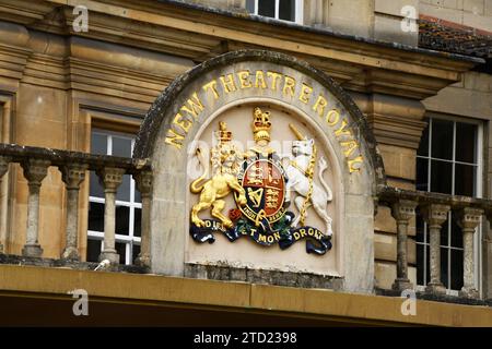 Das königliche Wappen über dem Haupteingang zum Foyer des New Theatre Royal in Bath. Das 1805 erbaute Georgian Theatre Royal war wunderschön Stockfoto