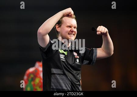 Kevin Doets feiert, nachdem er Stowe Buntz (nicht abgebildet) am ersten Tag der Paddy Power World Darts Championship im Alexandra Palace in London gespielt hat. Bilddatum: Freitag, 15. Dezember 2023. Stockfoto