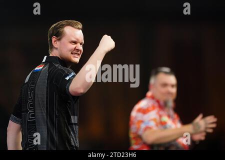 Kevin Doets feiert, nachdem er Stowe Buntz (nicht abgebildet) am ersten Tag der Paddy Power World Darts Championship im Alexandra Palace in London gespielt hat. Bilddatum: Freitag, 15. Dezember 2023. Stockfoto