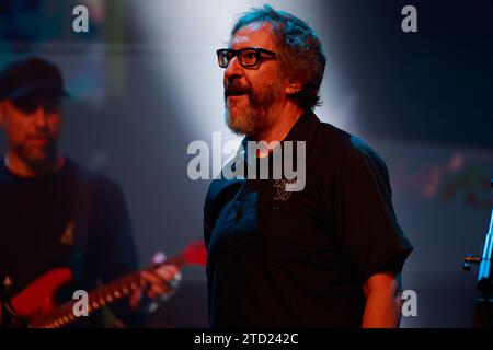 Dezember 2023, Sao Paulo, Sao Paulo, Brasilien: Sao Paulo (SP), 15/12/2023 - SHOW/BENEFICENTE/JUNTOSPELOMINGAU/SP - Luiz ''Thunderbird'' Fernando Duarte, auch bekannt als Thunder bei der Show zugunsten von Rinaldo Oliveira Amaral, Mingau, der nach einem Vorfall im September in Paraty in Sao Paulo ins Krankenhaus eingeliefert wird und bald in eine Rehabilitationsklinik gehen wird. Organisiert von der Tochter des Künstlers Isabella Aglio Amaral, Bebel, verspricht die Veranstaltung eine einzigartige Nacht voller Musik und Ehrungen, die darauf abzielt, Mittel für die Genesung des Bassisten aus der Gruppe Ultraje a rigor, zu sammeln. Stockfoto