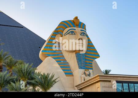 Las Vegas, Nevada - 2. April 2017 - Luxor Casino Hotel in Las Vegas. Luxor ist das zweitgrößte Hotel in Las Vegas. Monorail-Zug über Luxor Hotel. Blick auf die Pyramide mit Sphinx of Luxor Hotel. Stockfoto