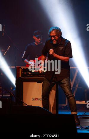 Dezember 2023, Sao Paulo, Sao Paulo, Brasilien: Sao Paulo (SP), 15/12/2023 - SHOW/BENEFICENTE/JUNTOSPELOMINGAU/SP - Luiz ''Thunderbird'' Fernando Duarte, auch bekannt als Thunder bei der Show zugunsten von Rinaldo Oliveira Amaral, Mingau, der nach einem Vorfall im September in Paraty in Sao Paulo ins Krankenhaus eingeliefert wird und bald in eine Rehabilitationsklinik gehen wird. Organisiert von der Tochter des Künstlers Isabella Aglio Amaral, Bebel, verspricht die Veranstaltung eine einzigartige Nacht voller Musik und Ehrungen, die darauf abzielt, Mittel für die Genesung des Bassisten aus der Gruppe Ultraje a rigor, zu sammeln. Stockfoto