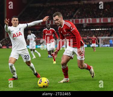 Harry Toffolo #15 von Nottingham Forest hält den Ball als Pedro Porro #23 von Tottenham Hotspur Pressure während des Premier League Matches Nottingham Forest gegen Tottenham Hotspur am 15. Dezember 2023 in Nottingham, Großbritannien, am 15. Dezember 2023. (Foto: Gareth Evans/News Images/SIPA USA) Stockfoto