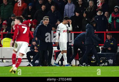 Tottenham Hotspurs Brennan Johnson (Mitte) verlässt das Spielfeld, nachdem er sich während des Premier League-Spiels im City Ground in Nottingham eine Verletzung zugezogen hat. Bilddatum: Freitag, 15. Dezember 2023. Stockfoto