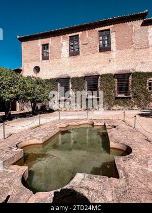 Granada, Spanien - 4. September 2022: Die Alhambra ist ein Palast und eine Festung in Granada, Andalusien. Stockfoto