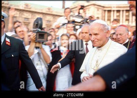 1983: Als Paparazzo nah dran an Felice QUINTO, Ron GALELLA, WEEGEE und Co. Fotos: Leopold NEKULA / VIENNAREPORT e. U. âÖï Papst Johannes Paul II Auf Pastoralreise in Österreich 10. - 13. September 1983, Heldenplatz, Praterstadion, Donaupark, Wien. âï vor 30 Jahre: Erster Papstbesuch in Österreich https://www.erzdioezese-wien.at/site/home/nachrichten/article/31663.html. Bild: Zu sehen hier sind Papst Johannes Paul II Und Kardinal Franz König bei der Feier einer Europavesper am Wiener Heldenplatz. Johannes Paul II Lateinisch Ioannes Paulus PP. II bürgerlich Karol Jozef WojtyÅa * 18. Mai Stockfoto