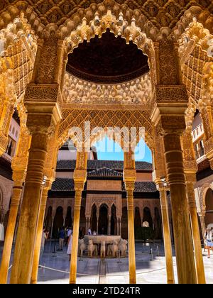 Granada, Spanien - 4. September 2022: Die Alhambra ist ein Palast und eine Festung in Granada, Andalusien. Stockfoto