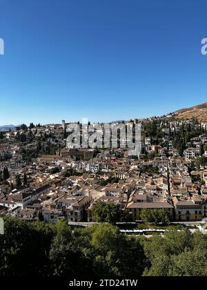 Granada, Spanien - 4. September 2022: Aus der Vogelperspektive von Granada aus der Alhambra. Stockfoto