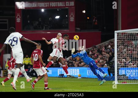 Richarlison von Tottenham Hotspur erzielte das erste Tor des Spiels während des Premier League-Spiels im City Ground, Nottingham. Bilddatum: Freitag, 15. Dezember 2023. Stockfoto