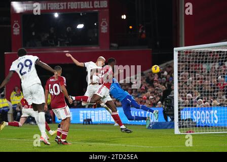 Richarlison von Tottenham Hotspur erzielte das erste Tor des Spiels während des Premier League-Spiels im City Ground, Nottingham. Bilddatum: Freitag, 15. Dezember 2023. Stockfoto