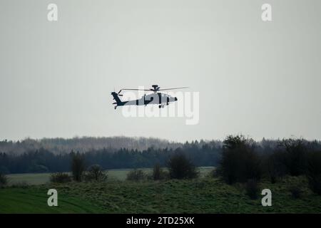 Die britische Armee Apache AH64E AH-64E Hubschrauber-Kanonenschiff in der unteren Ebene fligth Militäraktion. Wilts UK Stockfoto