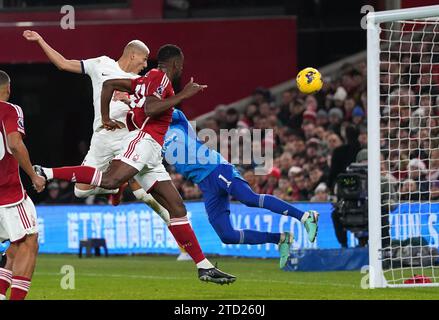 Richarlison von Tottenham Hotspur erzielte das erste Tor des Spiels während des Premier League-Spiels im City Ground, Nottingham. Bilddatum: Freitag, 15. Dezember 2023. Stockfoto