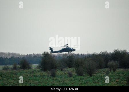 Die britische Armee Apache AH64E AH-64E Hubschrauber-Kanonenschiff in der unteren Ebene fligth Militäraktion. Wilts UK Stockfoto