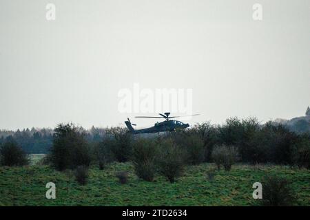 Die britische Armee Apache AH64E AH-64E Hubschrauber-Kanonenschiff in der unteren Ebene fligth Militäraktion. Wilts UK Stockfoto