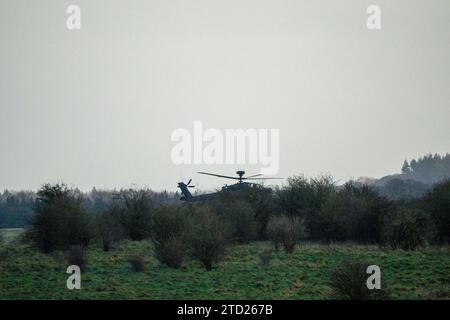 Die britische Armee Apache AH64E AH-64E Hubschrauber-Kanonenschiff in der unteren Ebene fligth Militäraktion. Wilts UK Stockfoto