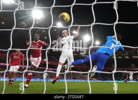 Richarlison von Tottenham Hotspur erzielte das erste Tor des Spiels während des Premier League-Spiels im City Ground, Nottingham. Bilddatum: Freitag, 15. Dezember 2023. Stockfoto