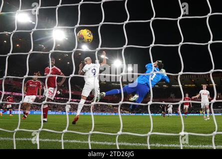 Richarlison von Tottenham Hotspur erzielte das erste Tor des Spiels während des Premier League-Spiels im City Ground, Nottingham. Bilddatum: Freitag, 15. Dezember 2023. Stockfoto