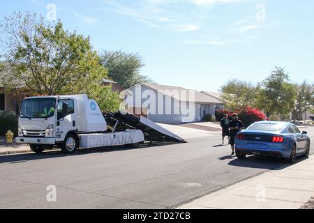 Ein Mitarbeiter von Carvana inspiziert ein Fahrzeug, das am 15. Dezember 2023 vor Ort in Mesa, Arizona, verkauft wird. Carvana übertraf die Gewinne im dritten Quartal, wodurch die Aktienkurse von Jahr zu Jahr um 843 % stiegen. Damit gehören sie zu den leistungsstärksten Unternehmen der S&P 500. (Foto: Alexandra Buxbaum/SIPA USA) Stockfoto