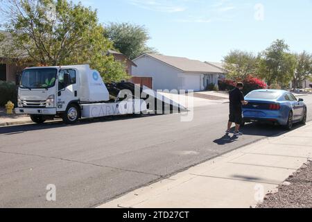 Ein Mitarbeiter von Carvana inspiziert ein Fahrzeug, das am 15. Dezember 2023 vor Ort in Mesa, Arizona, verkauft wird. Carvana übertraf die Gewinne im dritten Quartal, wodurch die Aktienkurse von Jahr zu Jahr um 843 % stiegen. Damit gehören sie zu den leistungsstärksten Unternehmen der S&P 500. (Foto: Alexandra Buxbaum/SIPA USA) Stockfoto