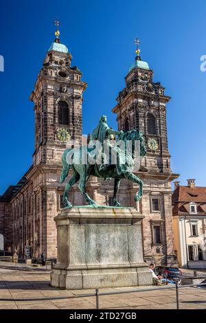 Das Denkmal von Kaiser-Wilhelm I. vor der einzigen Barockkirche in Nürnberg, der Egidienkirche. *** Das Denkmal Kaiser Wilhelm I. vor der einzigen Barockkirche Nürnbergs, der Egidienkirche 20220213-6V2A5422-HDR-arbeitet Stockfoto