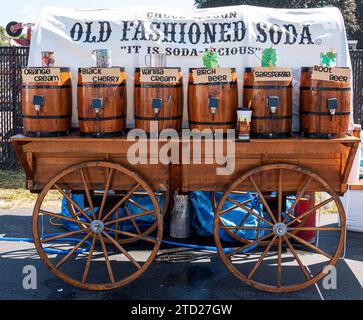 West Islip, New York, USA - 22. September 2019: Ein altmodischer Soda-Wagen mit Holzfässern. Stockfoto