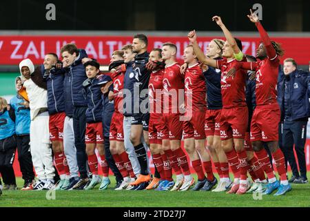 Essevees Spieler feiern, nachdem sie ein Fußballspiel zwischen SV Zulte Waregem und RFC Seraing gewonnen haben, Freitag, den 15. Dezember 2023 in Waregem, am 16/30. Tag der zweiten Liga der Challenger Pro League 2023-2024. BELGA FOTO KURT DESPLENTER Stockfoto