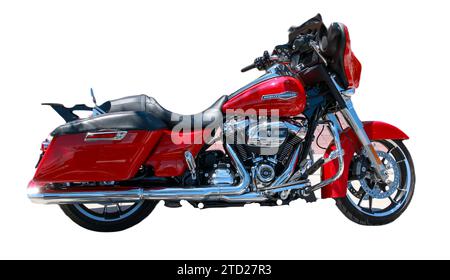 Florida, USA - 1. Juli 2023: Seitenansicht eines roten Harley Davidson Motorrads mit weißem Hintergrund. Stockfoto