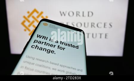 Mobiltelefon mit Website der Forschungsorganisation World Resources Institute (WRI) vor dem Logo. Fokussieren Sie sich oben links auf der Telefonanzeige. Stockfoto
