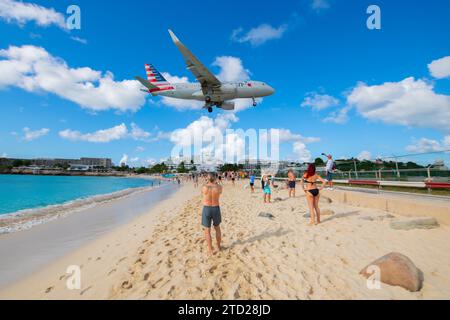 American Airlines Airbus 319 fliegt über Maho Beach, bevor er auf dem Princess Juliana International Airport SXM auf Sint Maarten, niederländische Karibik, landet. Stockfoto