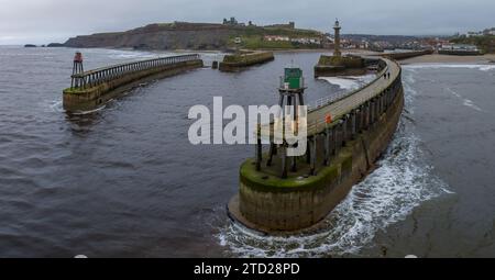 Whitby, North Yorkshire. Blick aus der Vogelperspektive auf die Stadt und den Hafen mit Whitby Abbey. Stockfoto